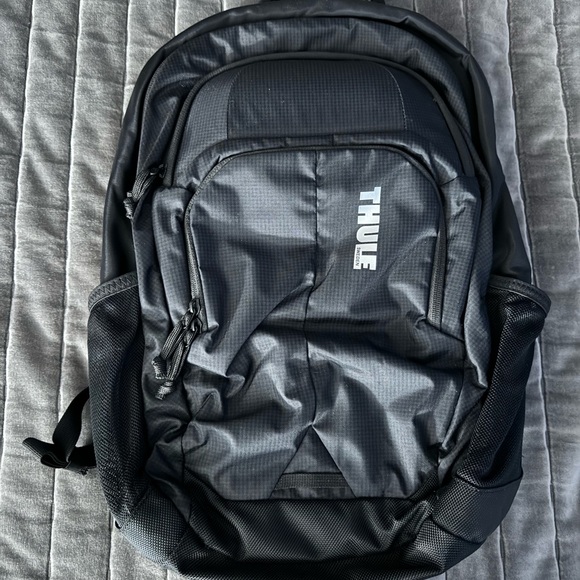 Thule Backpack for 15.6” laptop with 10.1” tablet sleeve and water bottle holder - Picture 1 of 6